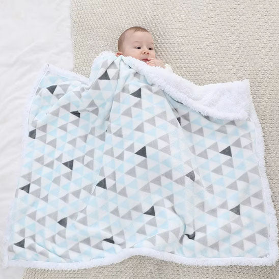 couverture bebe graphique douce enfant allonge