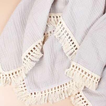 couverture bebe grise avec franges blanches pour sommeil paisible