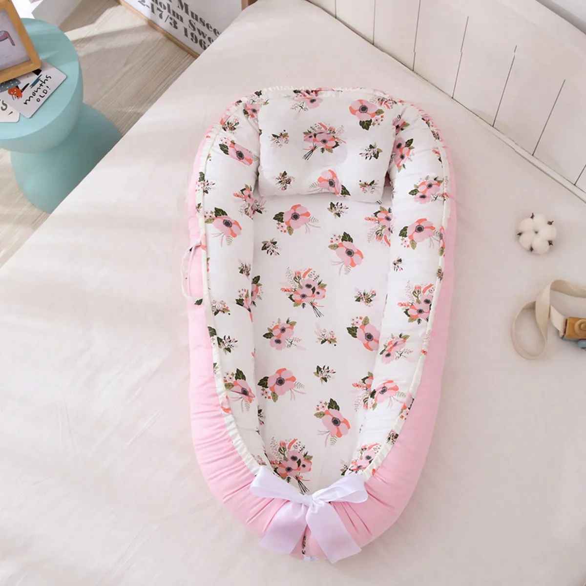 reducteur de lit bebe fleurs roses blanc