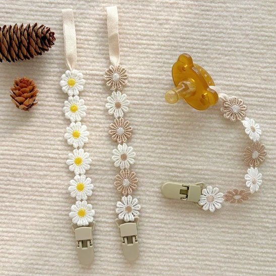 attache tetine motifs fleurs deux coloris blan et blanc et beige