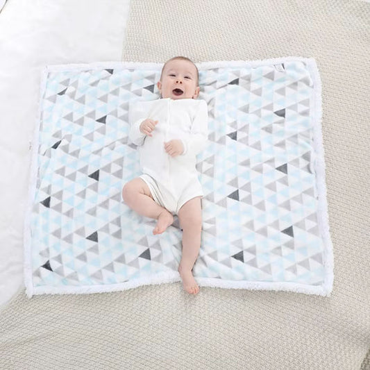 couverture bebe graphique enfant allonge qui sourit
