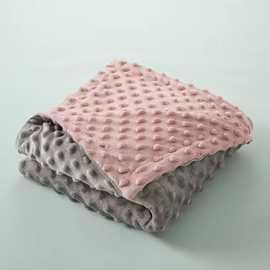 couverture bebe rose grise pliee