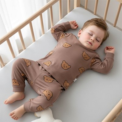 pyjama bebe motifs tete  ourson marron enfant qui dort paisiblement