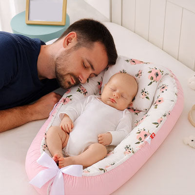 reducteur de lit florales papa bebe qui dort