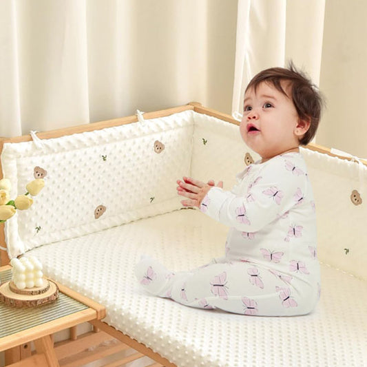 tour de lit bebe enfant assis heureux
