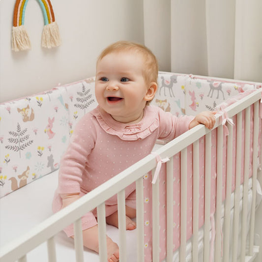 tour de lit bebe maman bebe assis sourire