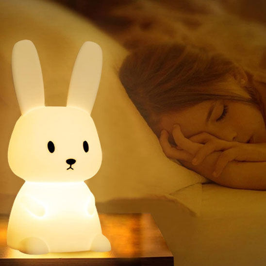 veilleuse bebe lapin petite fille qui dort paisiblement