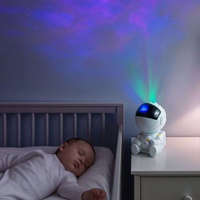 veilleuse bebe en forme de petit robot dans une chambre d enfant