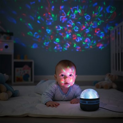 veilleuse projection bebe allonge sur le ventre