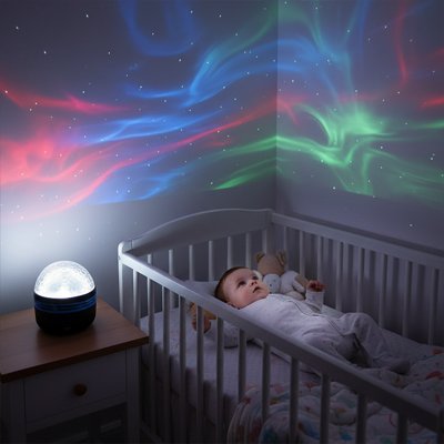 veilleuse projection bebe dans son lit qui regarde les lumieres leds